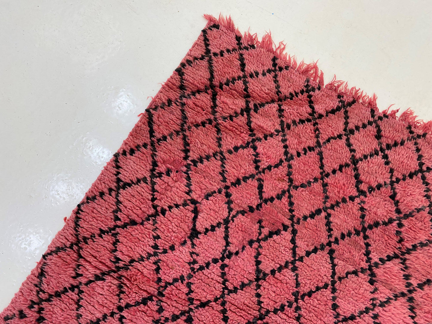 Tapis marocain vintage noir et rose à grille 3x7.