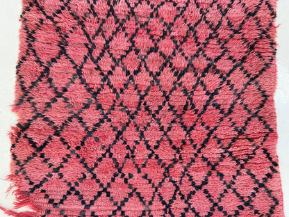 Tapis marocain vintage noir et rose à grille 3x7.