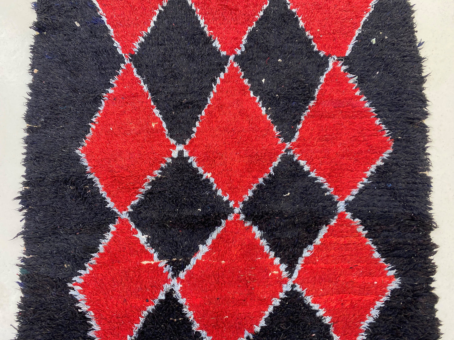 Tapis marocain noir et rouge 4x7, tapis vintage diamant.