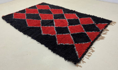 Tapis marocain noir et rouge 4x7, tapis vintage diamant.