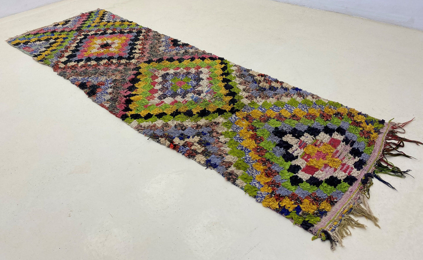 Tapis de couloir marocain coloré 3x9, tapis de couloir à carreaux et losanges.