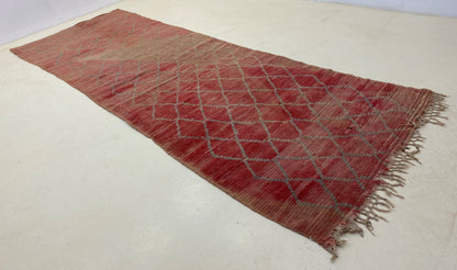 Tapis de couloir marocain rouge à grille 4x11, long tapis de couloir berbère vintage.