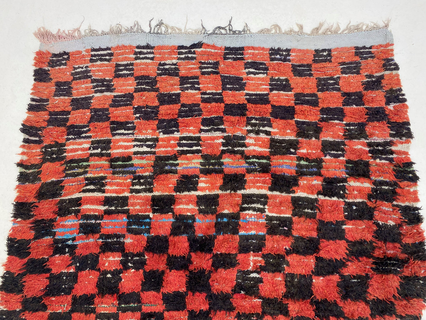 Tapis à carreaux noir et rouge 5x8, tapis vintage marocain.