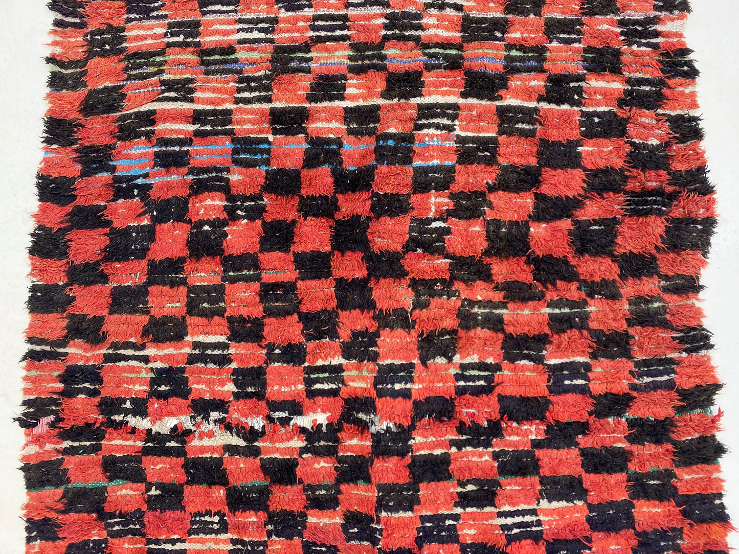 Tapis à carreaux noir et rouge 5x8, tapis vintage marocain.