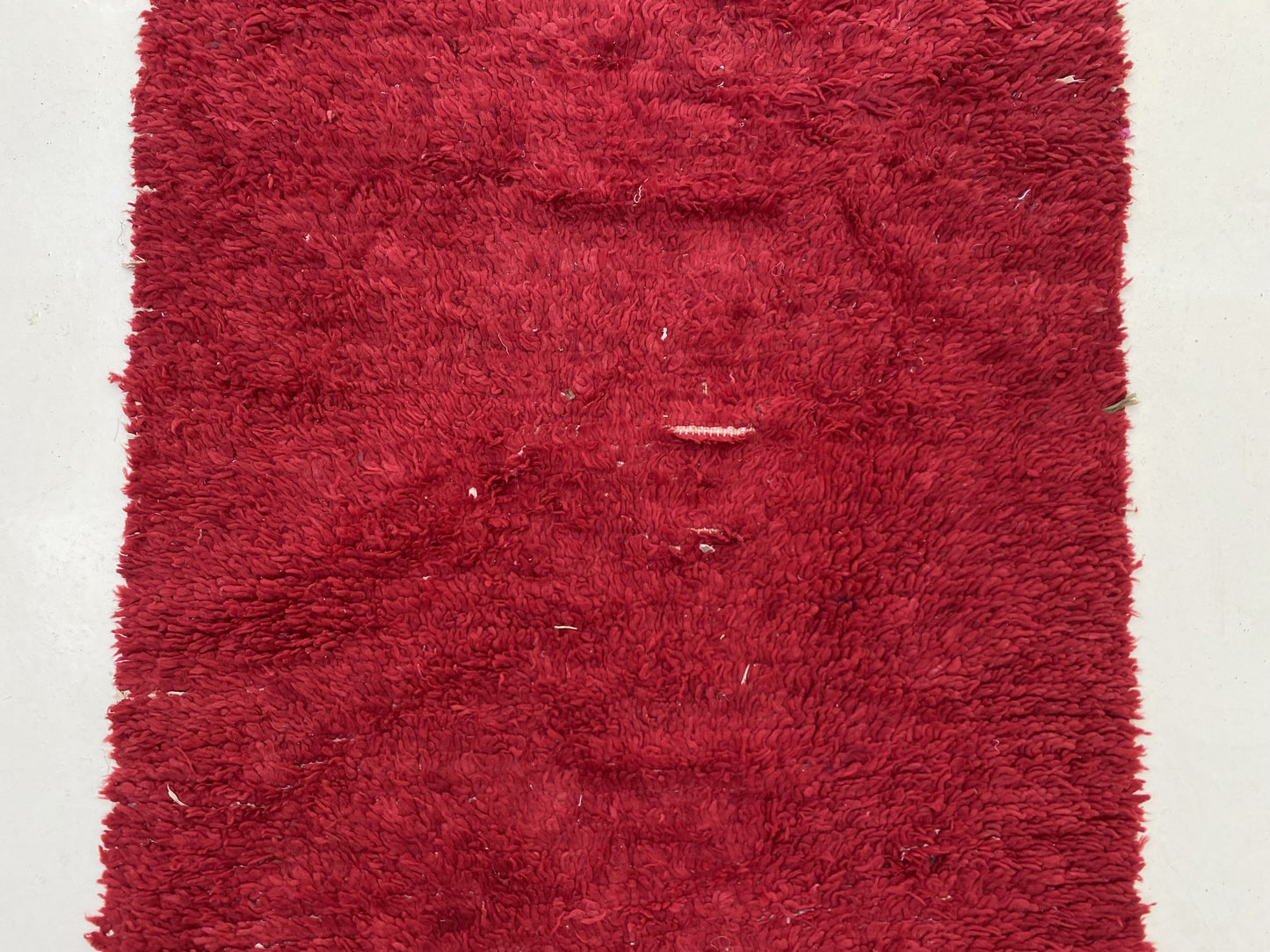 Tapis de couloir berbère marocain en laine rouge 4x10 pi.