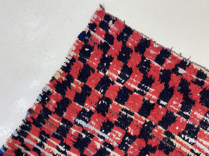 Tapis de couloir marocain à carreaux noirs et rouges 3x9.