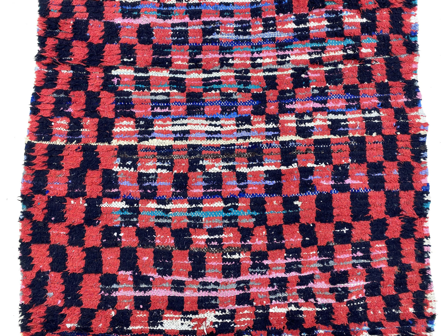 Tapis de couloir marocain à carreaux noirs et rouges 3x9.