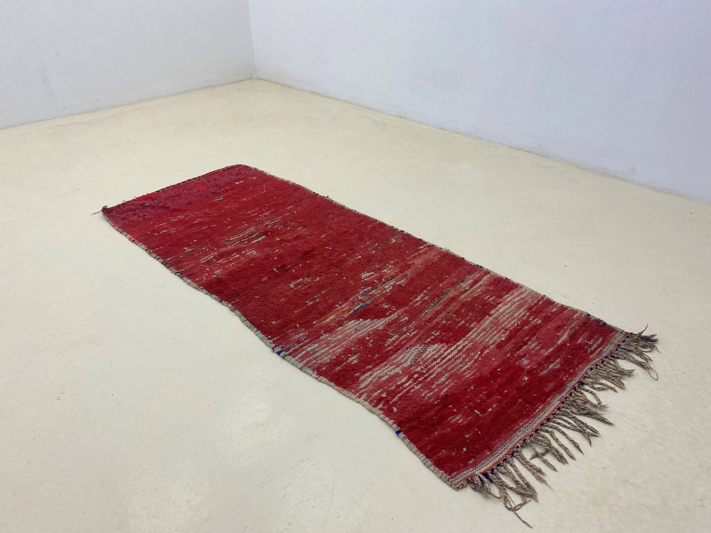 Tapis de couloir vintage marocain 2,5x6, tapis de couloir berbère rouge uni.