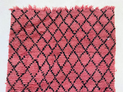 Tapis marocain vintage noir et rose à grille 3x7.