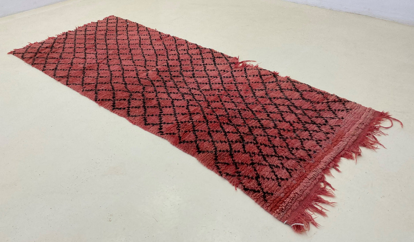 Tapis marocain vintage noir et rose à grille 3x7.