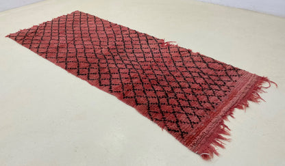 Tapis marocain vintage noir et rose à grille 3x7.