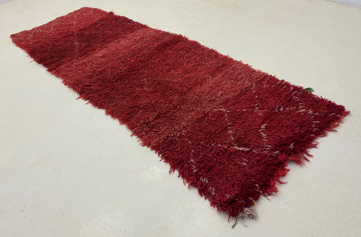 Tapis de couloir marocain rouge 2,5x7, tapis de couloir à grille vintage.