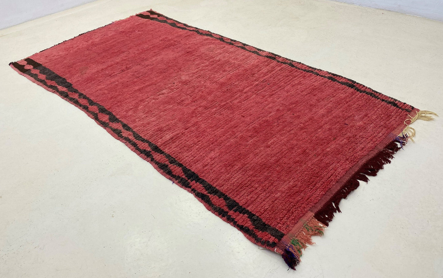 Long tapis marocain rouge 8x4, tapis berbères vintage.