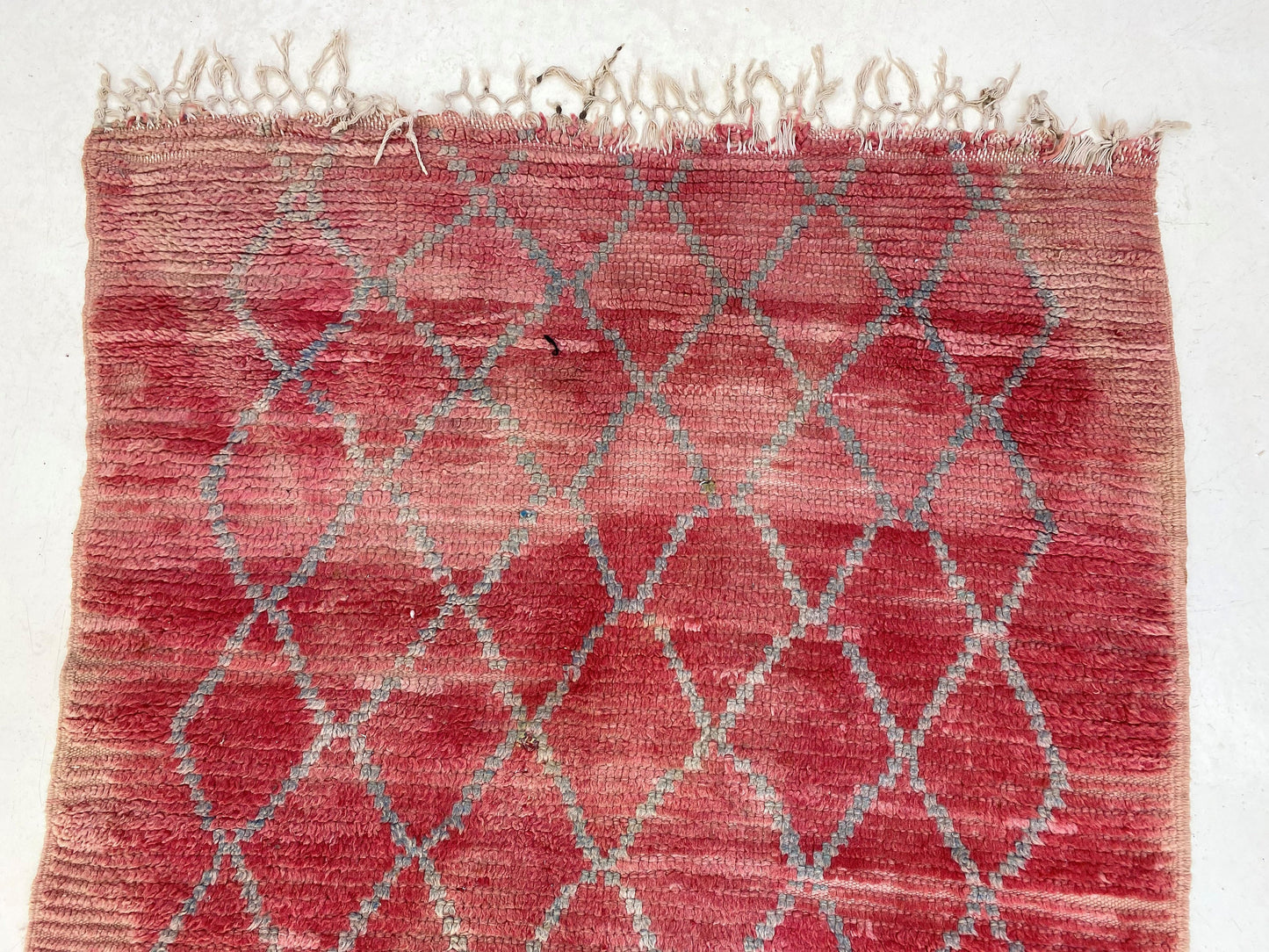 Tapis de couloir marocain rouge à grille 4x11, long tapis de couloir berbère vintage.