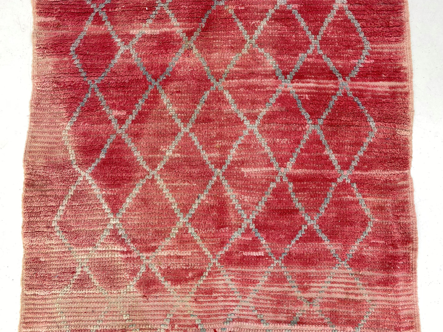 Tapis de couloir marocain rouge à grille 4x11, long tapis de couloir berbère vintage.