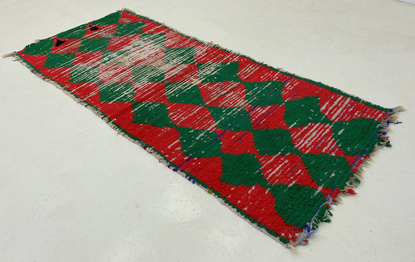 Petit tapis à losanges 3x6, tapis vintage vert et rouge.