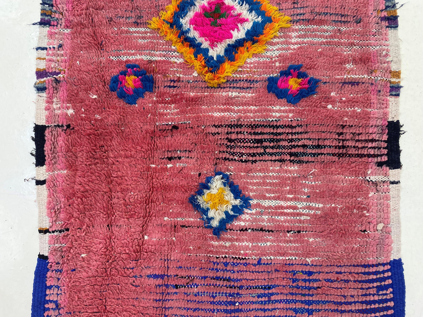 Tapis de couloir marocain étroit 9x4, tapis de couloir berbère vintage.