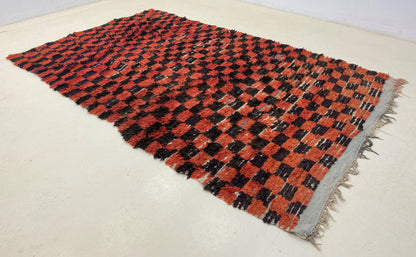 Tapis à carreaux noir et rouge 5x8, tapis vintage marocain.