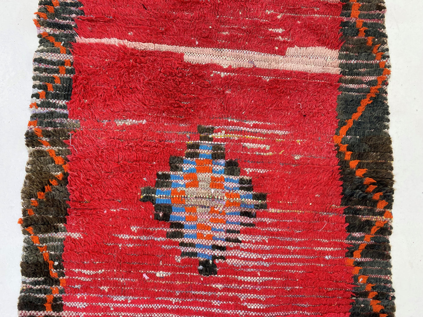 Tapis de couloir marocain à losanges rouges 3x8, tapis de couloir berbère vintage.