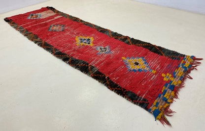 Tapis de couloir marocain à losanges rouges 3x8, tapis de couloir berbère vintage.