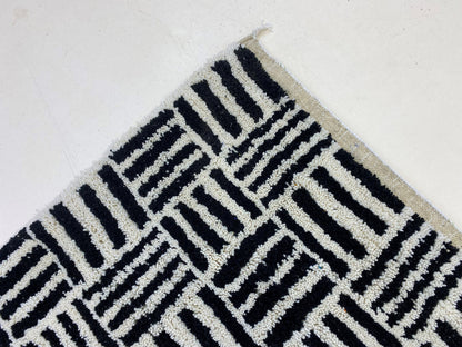 Tapis personnalisé, tapis berbères en laine faits à la main noir et blanc, tapis marocain pour un espace confortable.