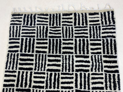 Tapis personnalisé, tapis berbères en laine faits à la main noir et blanc, tapis marocain pour un espace confortable.