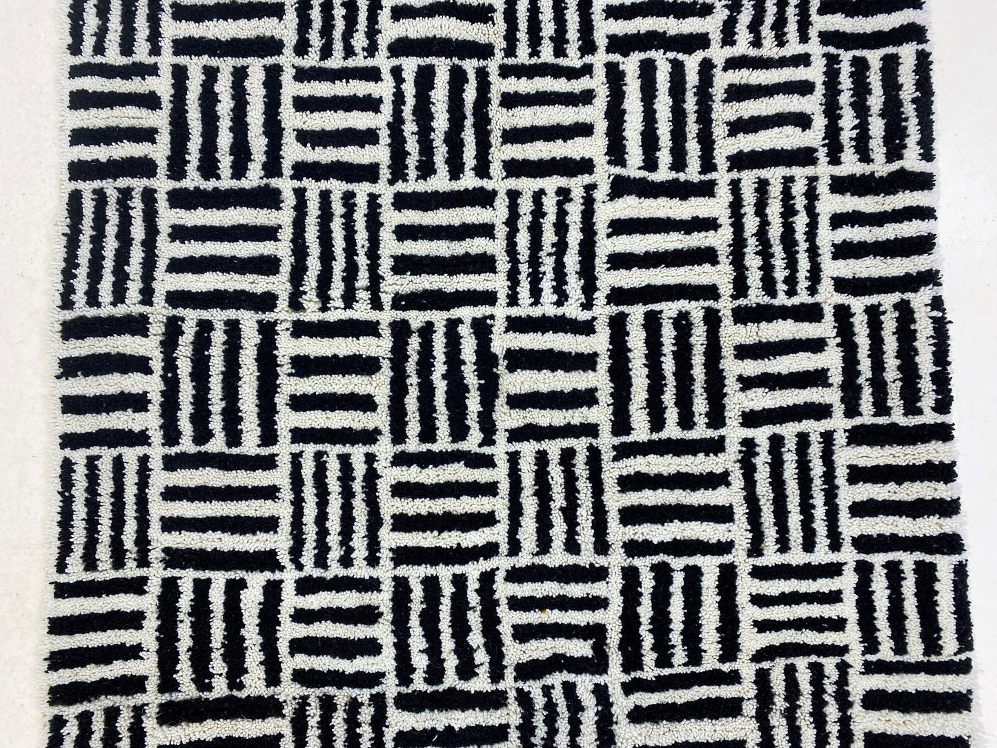 Tapis personnalisé, tapis berbères en laine faits à la main noir et blanc, tapis marocain pour un espace confortable.