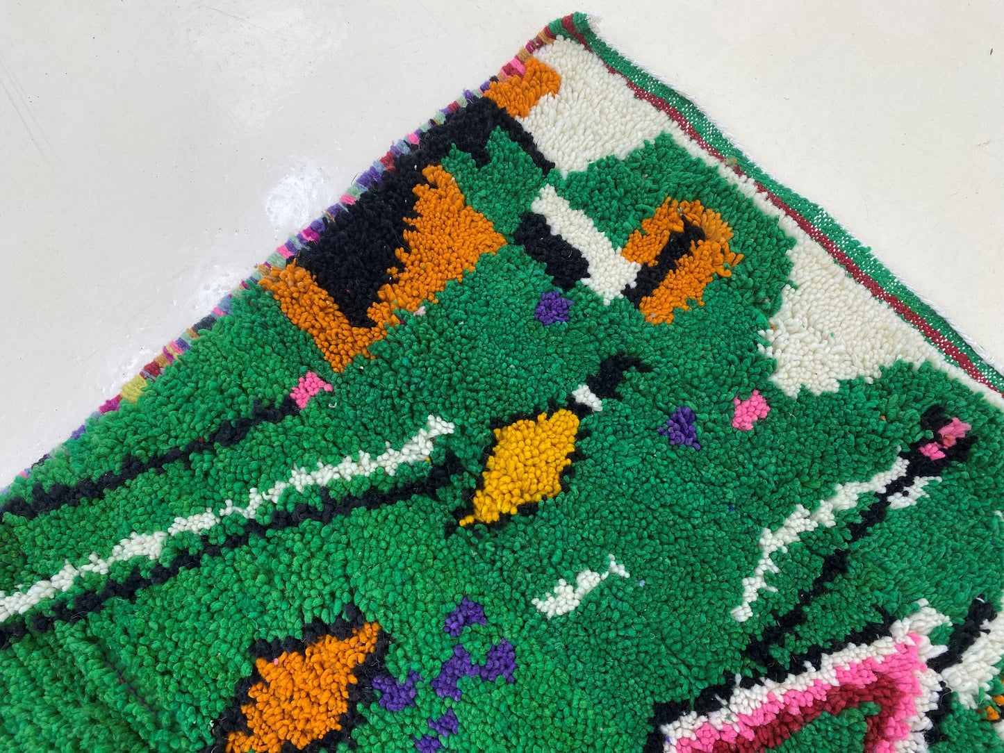 Tapis marocain fait main, tapis berbère, design unique personnalisé.