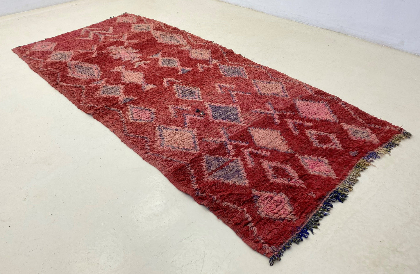 Tapis de couloir vintage rouge marocain 4x8, tapis de couloir berbère étroit.