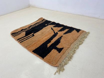 Tapis berbère marocain personnalisé, tapis artisanal, tapis tissé à la main sur commande.