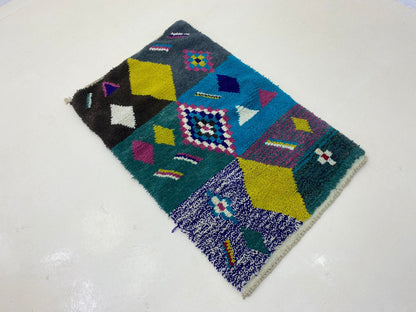 Tapis marocain coloré, tapis berbère coloré tissé à la main, personnalisé pour votre espace.