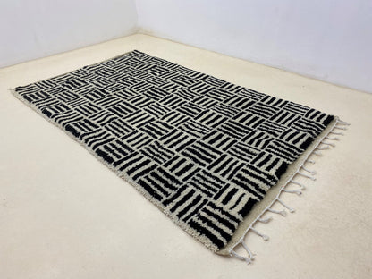 Tapis personnalisé, tapis berbères en laine faits à la main noir et blanc, tapis marocain pour un espace confortable.