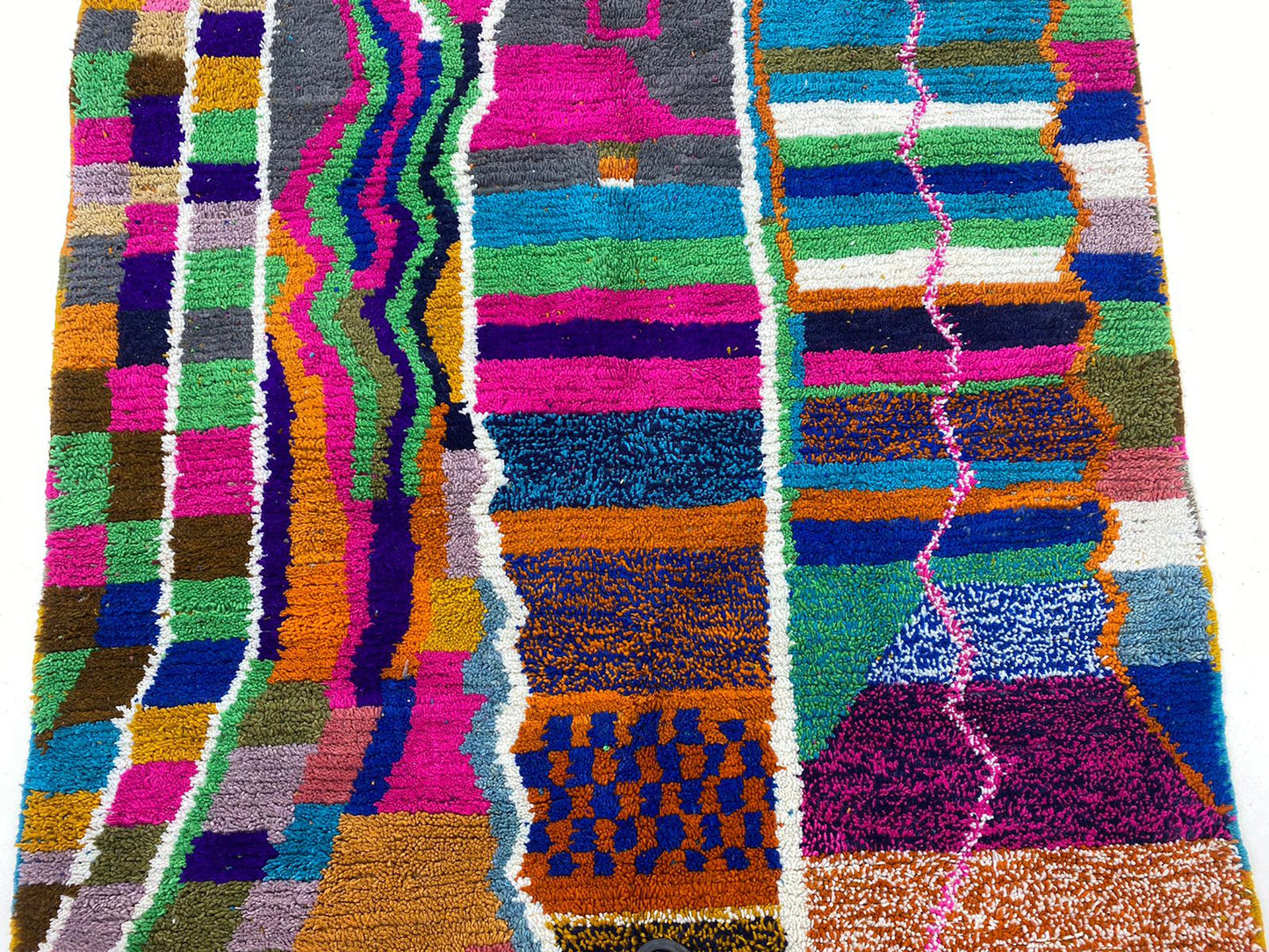 Tapis marocain coloré fait main, tapis de décoration d'intérieur bohème vibrant.