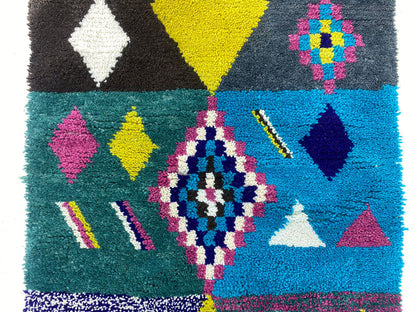 Tapis marocain coloré, tapis berbère coloré tissé à la main, personnalisé pour votre espace.