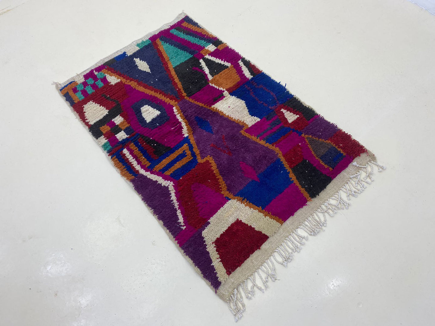 Tapis marocain personnalisé, tapis coloré unique fait à la main.