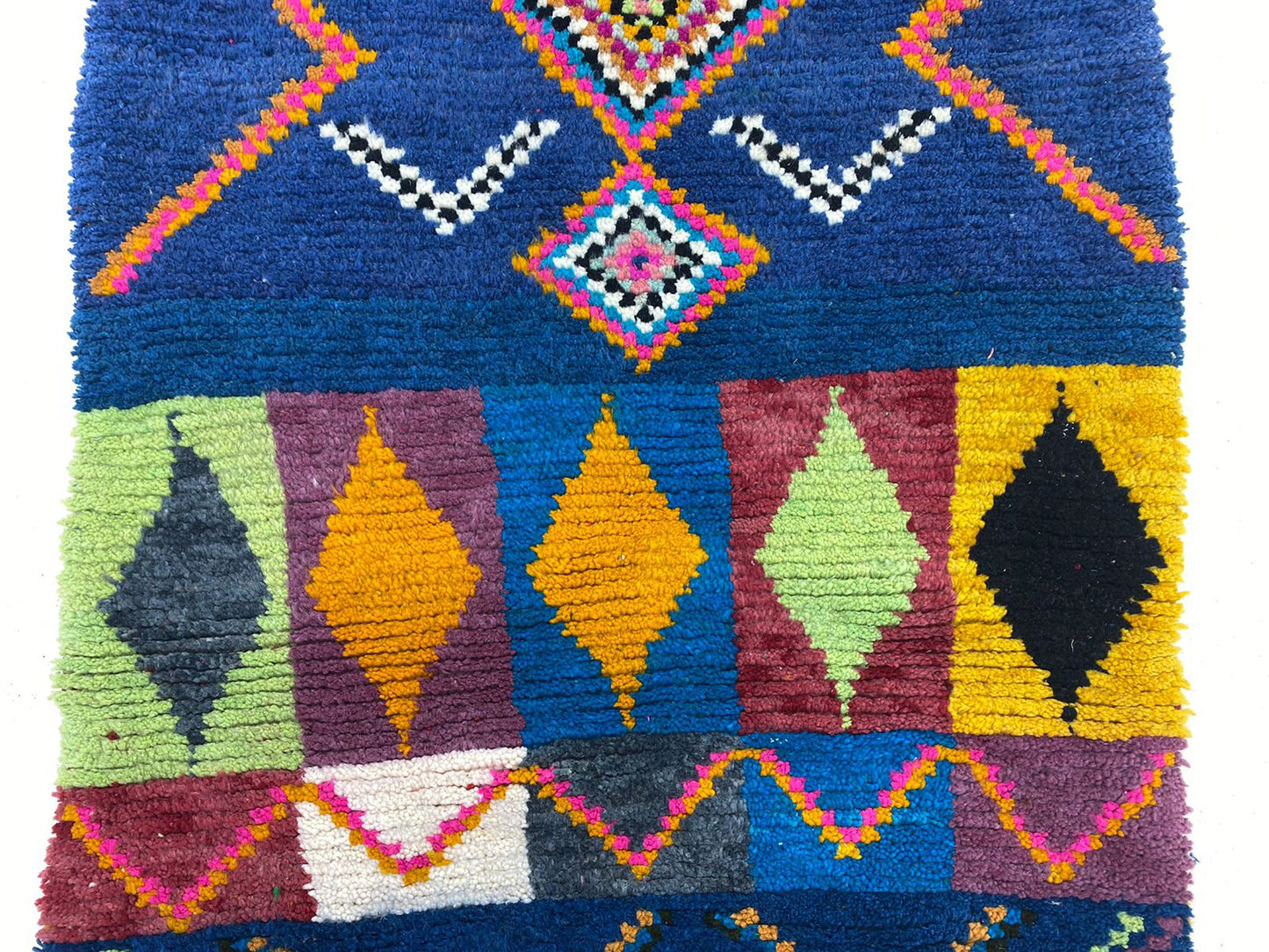 Tapis berbère marocain unique en son genre, tapis personnalisé noué à la main avec un design coloré.