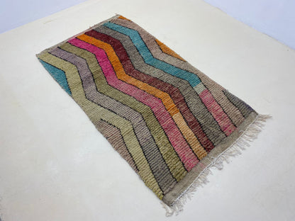 Tapis marocain en laine berbère vibrante en zigzag, tapis de décoration intérieure artisanal.