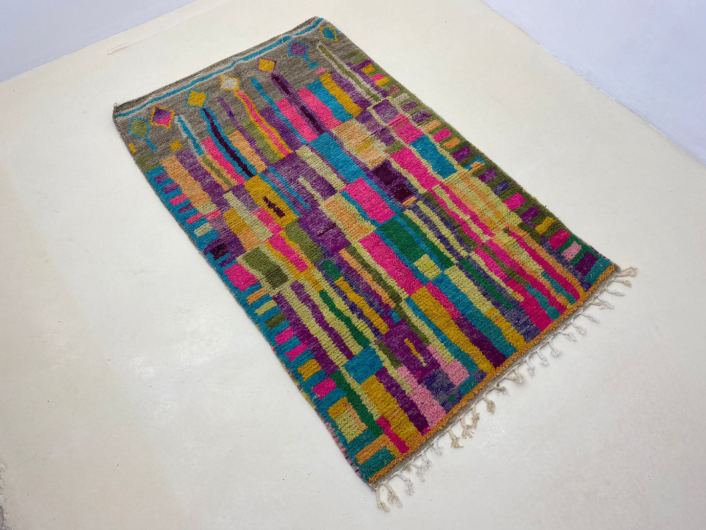 Tapis berbère marocain coloré, tapis en laine tissé à la main.