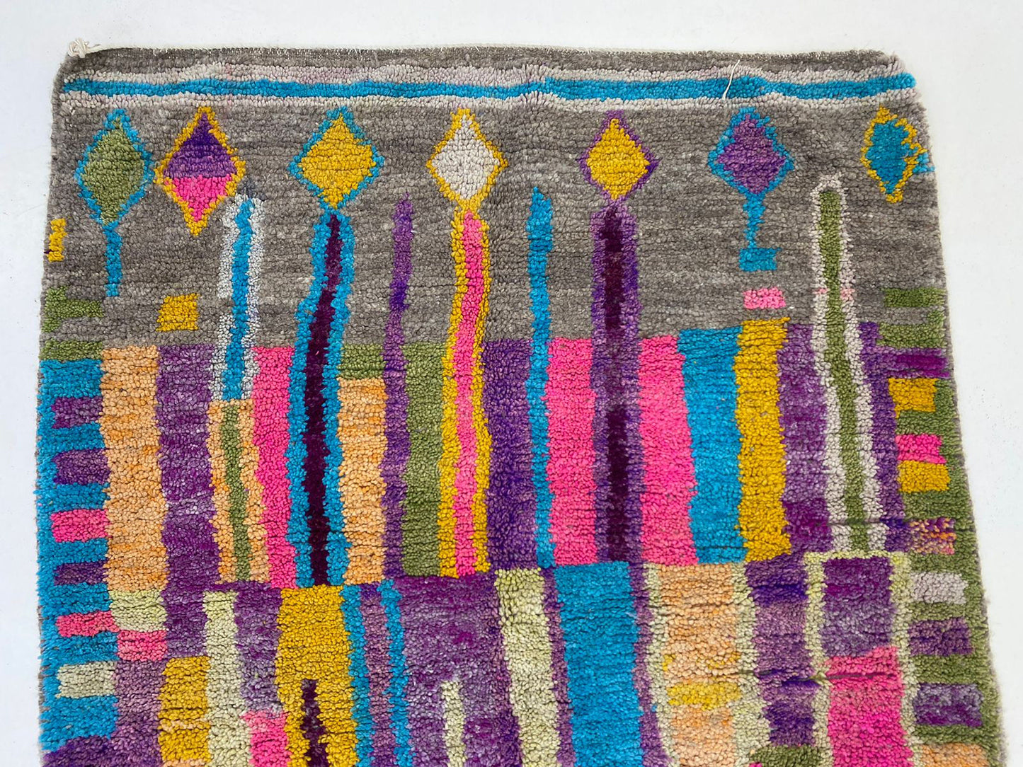 Tapis berbère marocain coloré, tapis en laine tissé à la main.