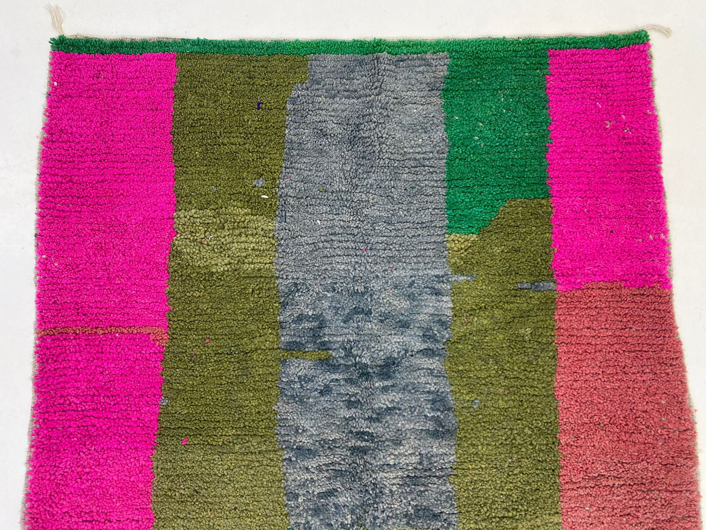 Tapis berbère en laine marocaine noué à la main, tapis de cuisine personnalisé et vibrant.