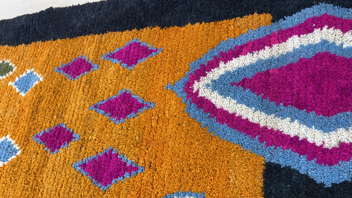 Tapis marocain berbère coloré noué à la main, tapis unique et personnalisé.