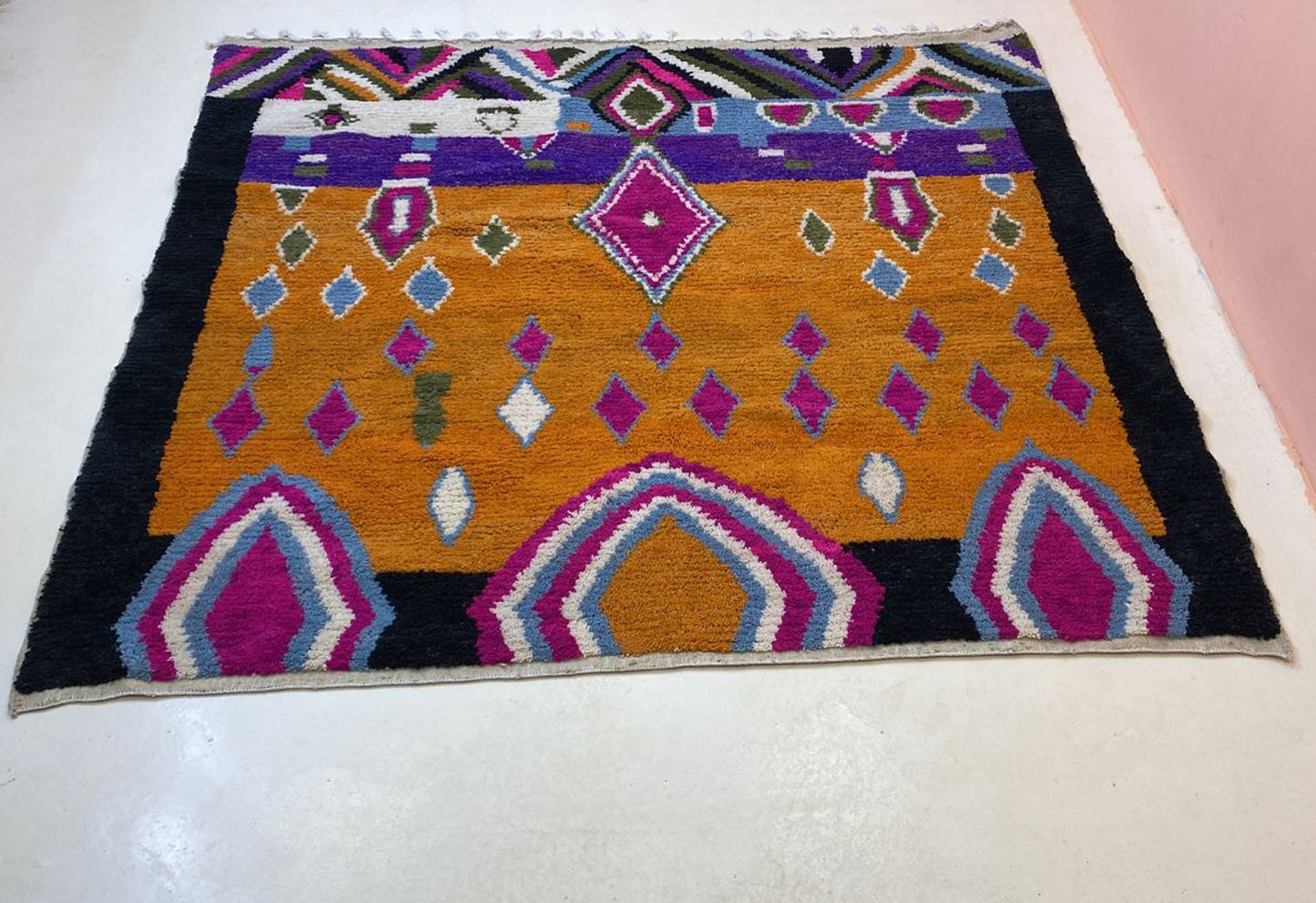 Tapis marocain berbère coloré noué à la main, tapis unique et personnalisé.