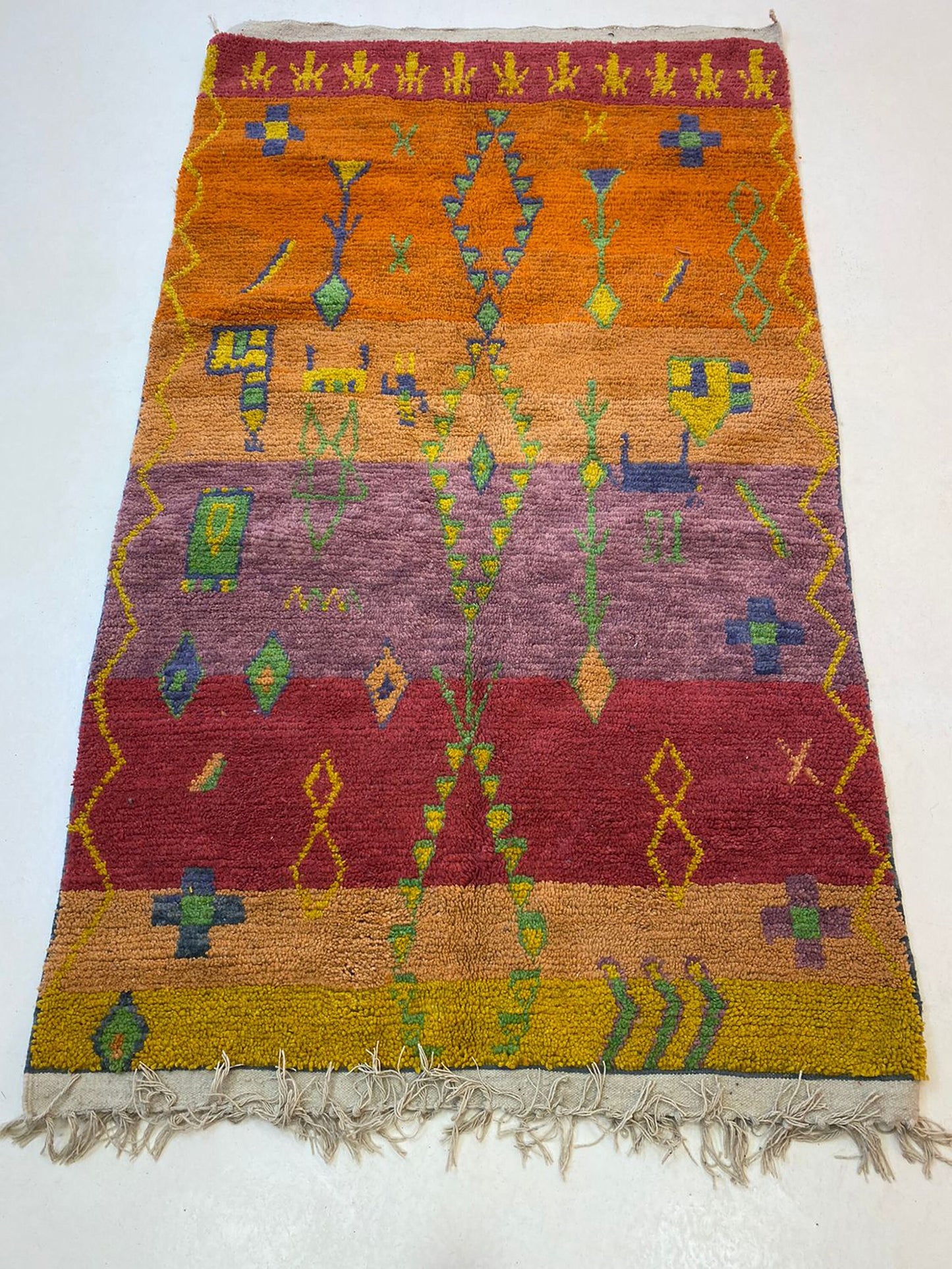 Tapis berbère marocain, tapis en laine tissé à la main sur mesure.