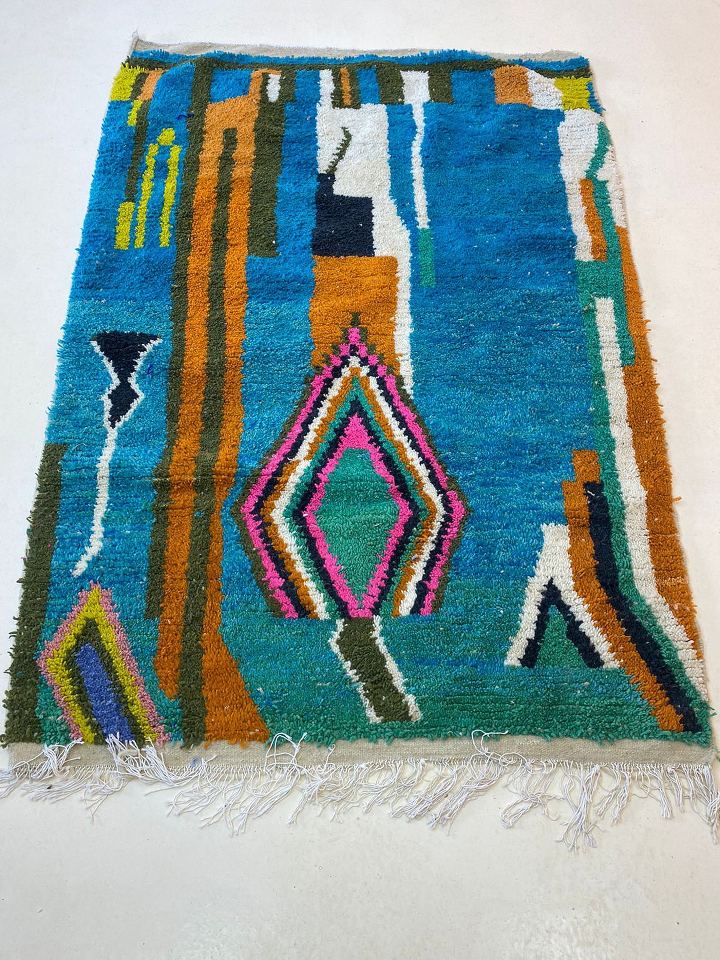 Tapis berbère en laine personnalisé unique en son genre, tapis marocain coloré tissé à la main.