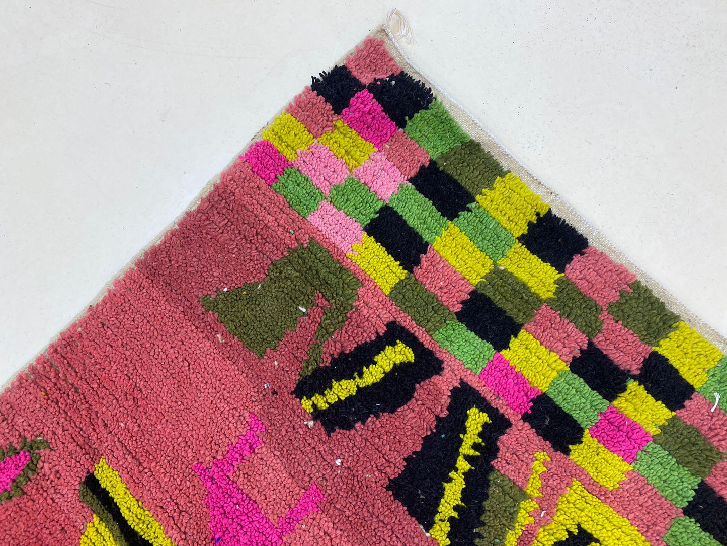 Tapis marocain, tapis berbère vibrant, tapis en laine fait main pour une décoration intérieure colorée.