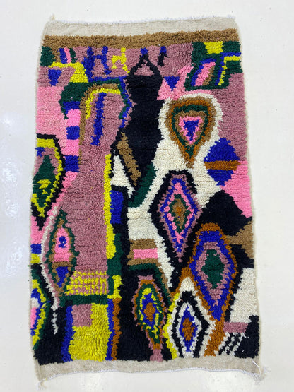 Tapis berbère unique tissé à la main pour le salon, tapis marocain personnalisé.