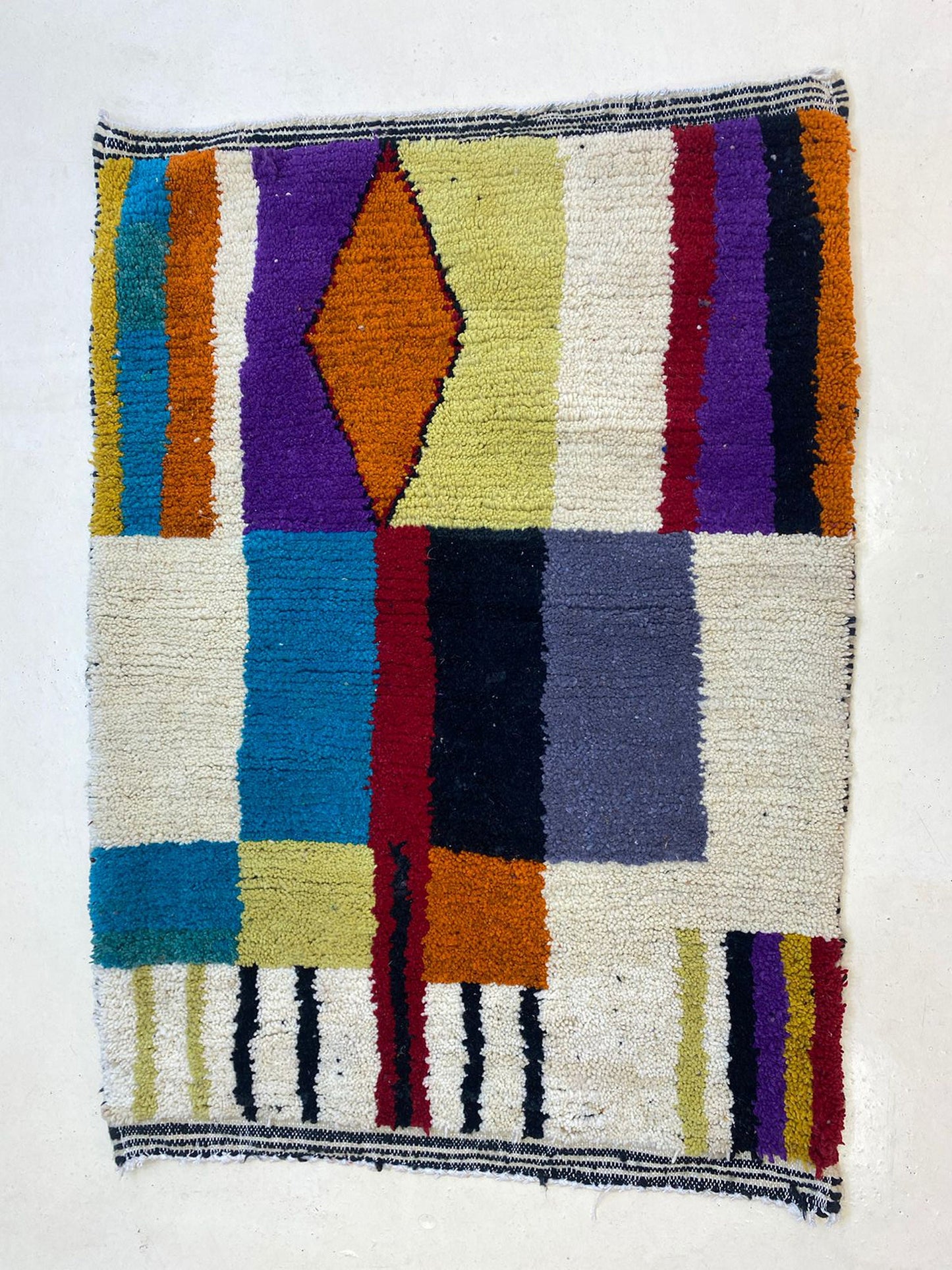 Tapis marocain unique fait main, tapis au design berbère coloré personnalisé.