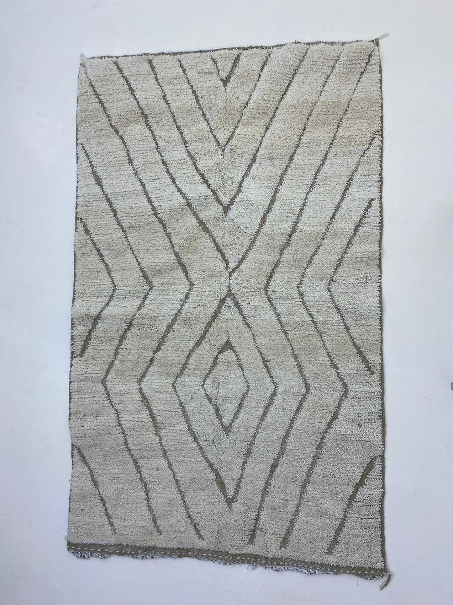 Tapis berbère marocain blanc diamant, tapis tissé unique fabriqué à la main.