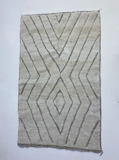 Tapis berbère marocain blanc diamant, tapis tissé unique fabriqué à la main.