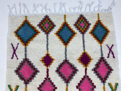 Tapis berbère marocain tissé à la main, design diamant coloré personnalisé pour votre salon.